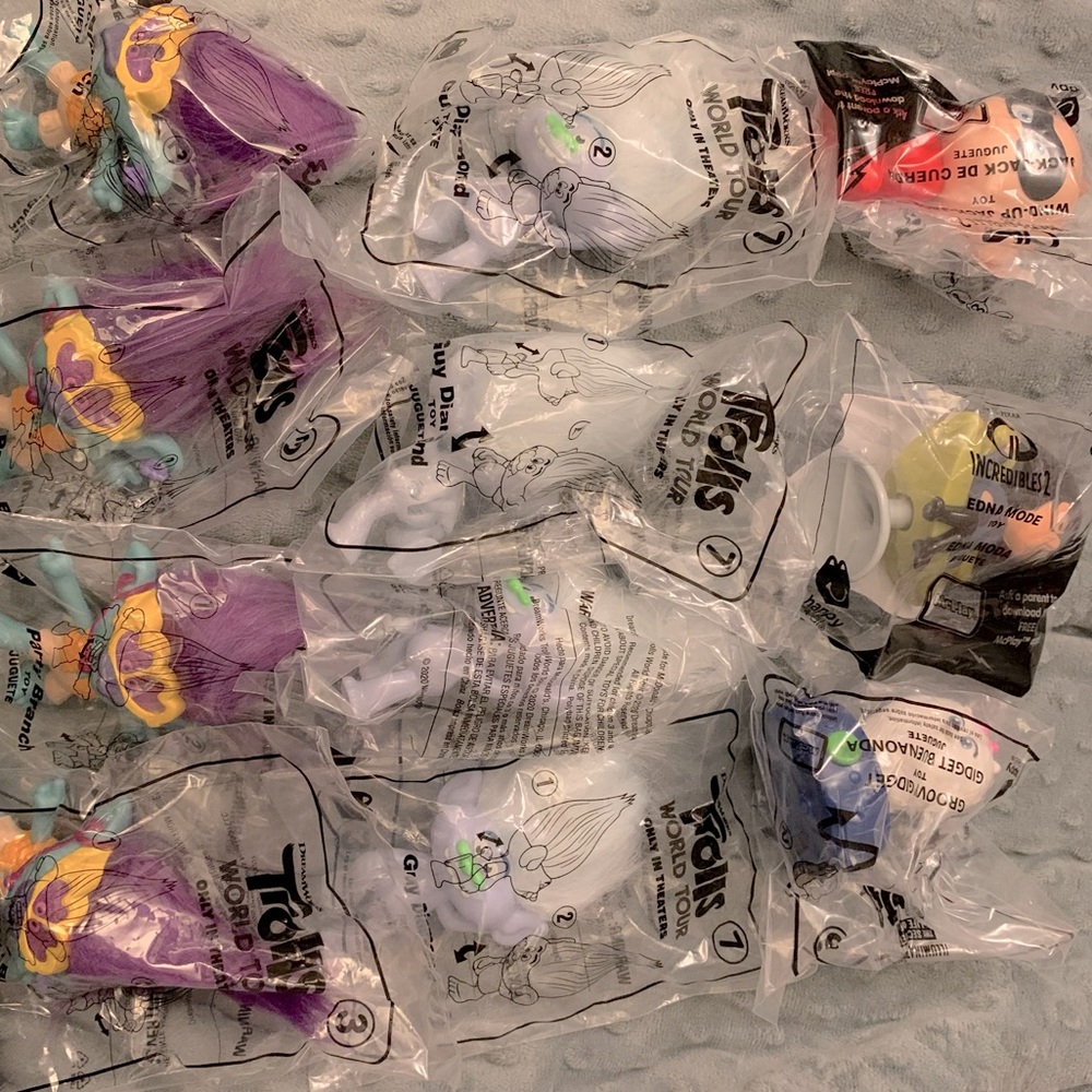 12 TROLLS/INCREDIBLES/LIFE OF PETS Happy Meal Toys